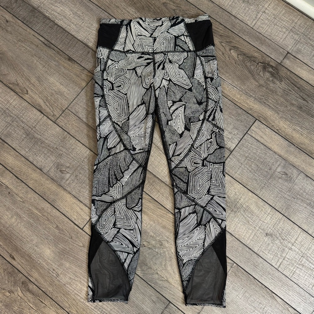 Lululemon Goal Crusher 7/8 Tight in Dottie Tribe White Black / Black  - 6